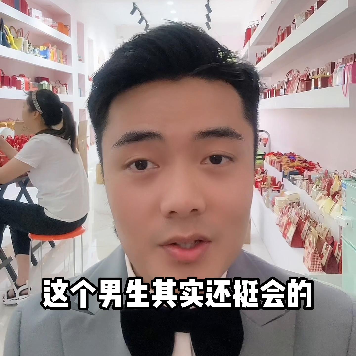 曾经在店里总会和我提起男友的姑娘结婚了