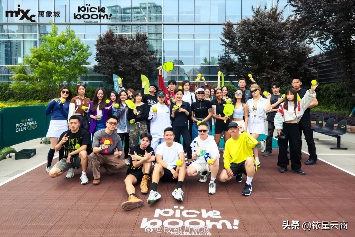 在新潮的商场里挖呀挖呀挖，小小的“匹克球”，掌握流量密码