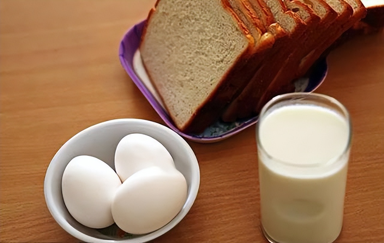 高蛋白饮食喝蛋白粉好吗,补充蛋白质是吃蛋白粉还是吃鸡蛋