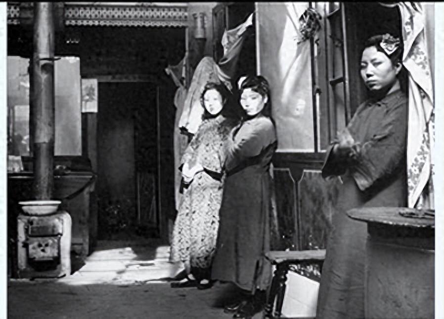 30个老照片记录女子与洋人*片鸦**烟枪下的白日梦