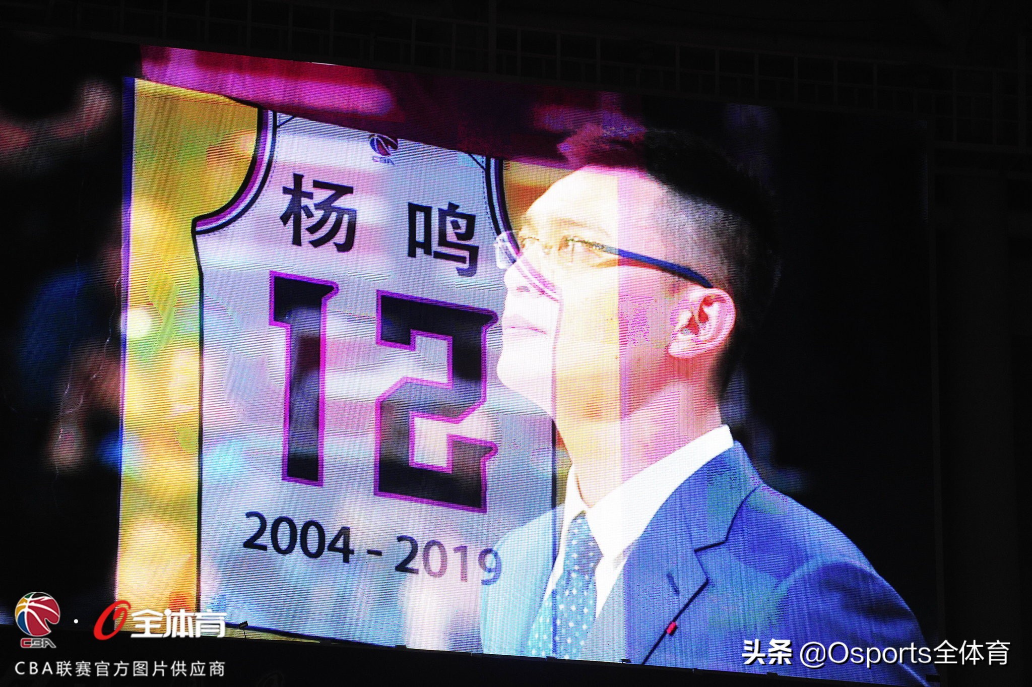 cba教练杨鸣为啥不能站起来,cba儒雅教练杨鸣名场面