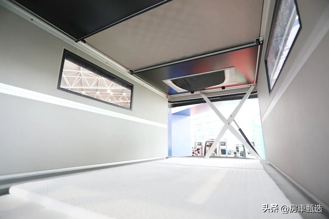 福特新全顺v362中轴低顶升顶房车,齐星全顺v362硬升顶房车