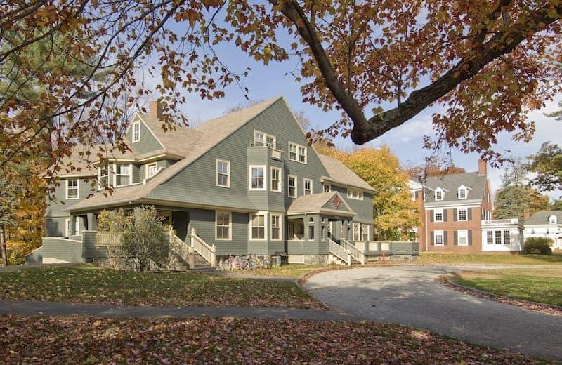 美国大学宿舍对比，一个天上，一个地下