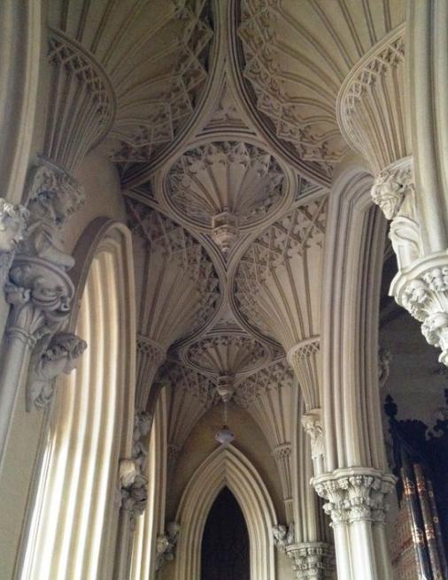 我是尖的，戳破天的那种！——哥特风格