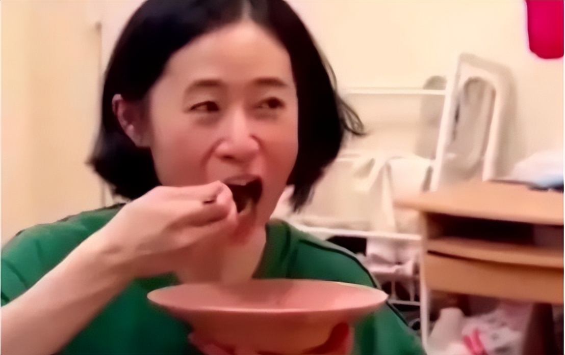 “省钱狂魔”20年不买内衣,厕纸晾干重复用,靠自己在纽约买套房