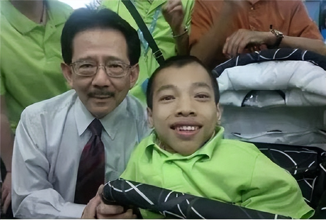 他身高不到1米，却能和1米7美娇妻生孩子，孩子到底是他的吗？