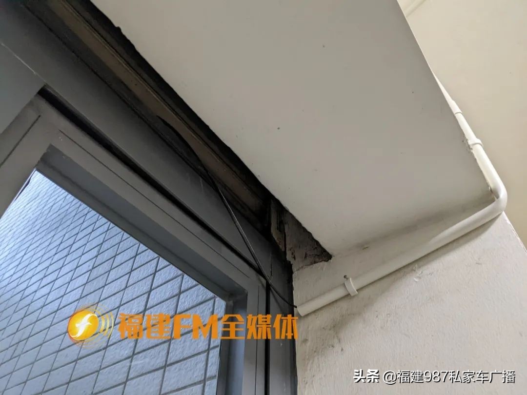 出个门,入户门外突然多出一条管网线?邱先生对此很生气