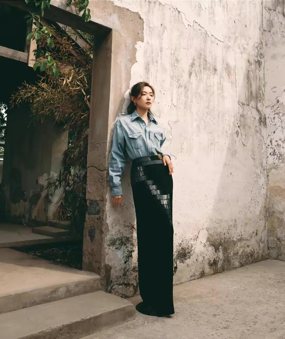 万茜高开叉裙造型图文,万茜穿高开叉长裙单人超美图片