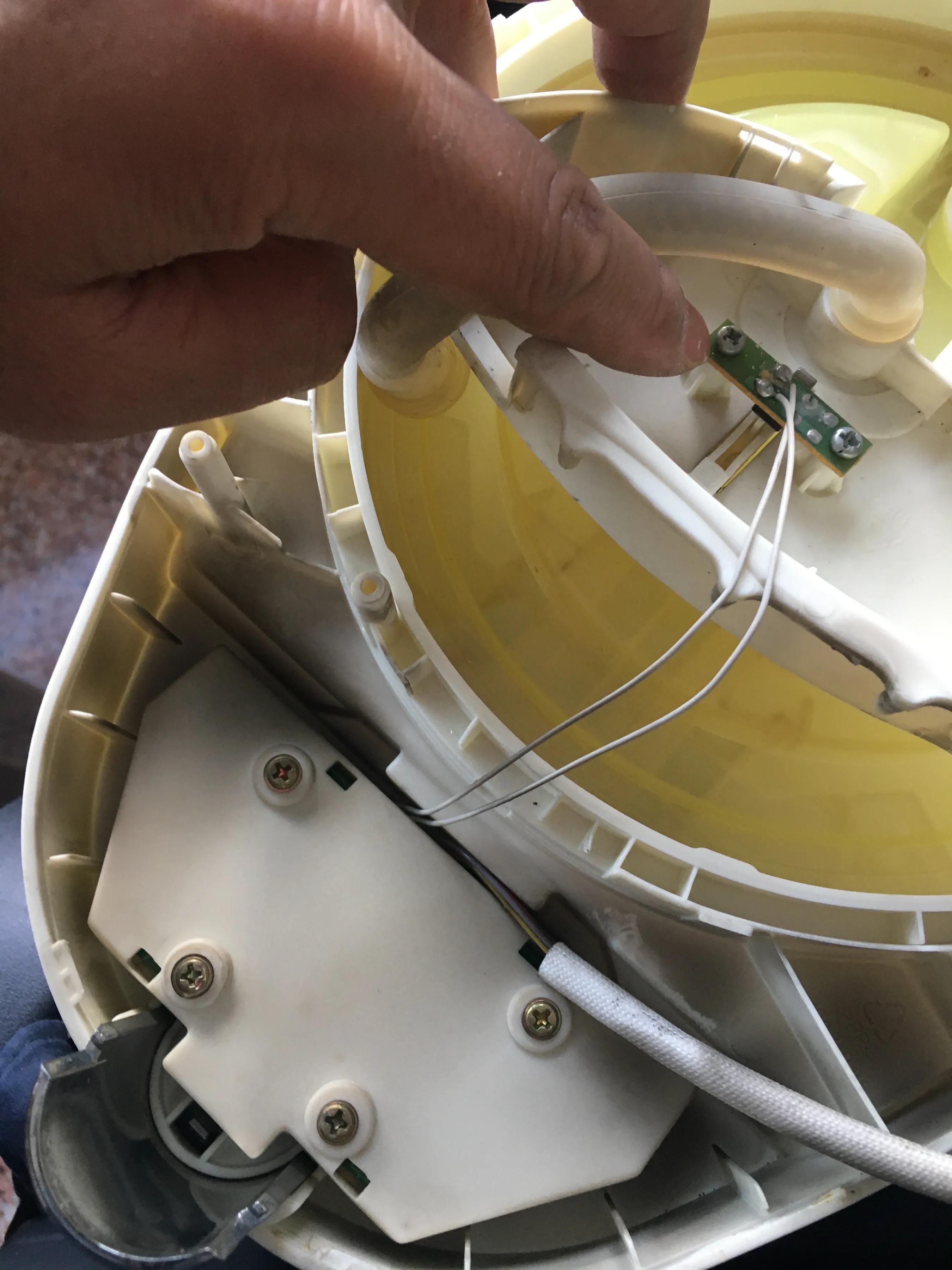 skg电热开水瓶维修教程,skg电热水壶弹簧盖弹起损坏