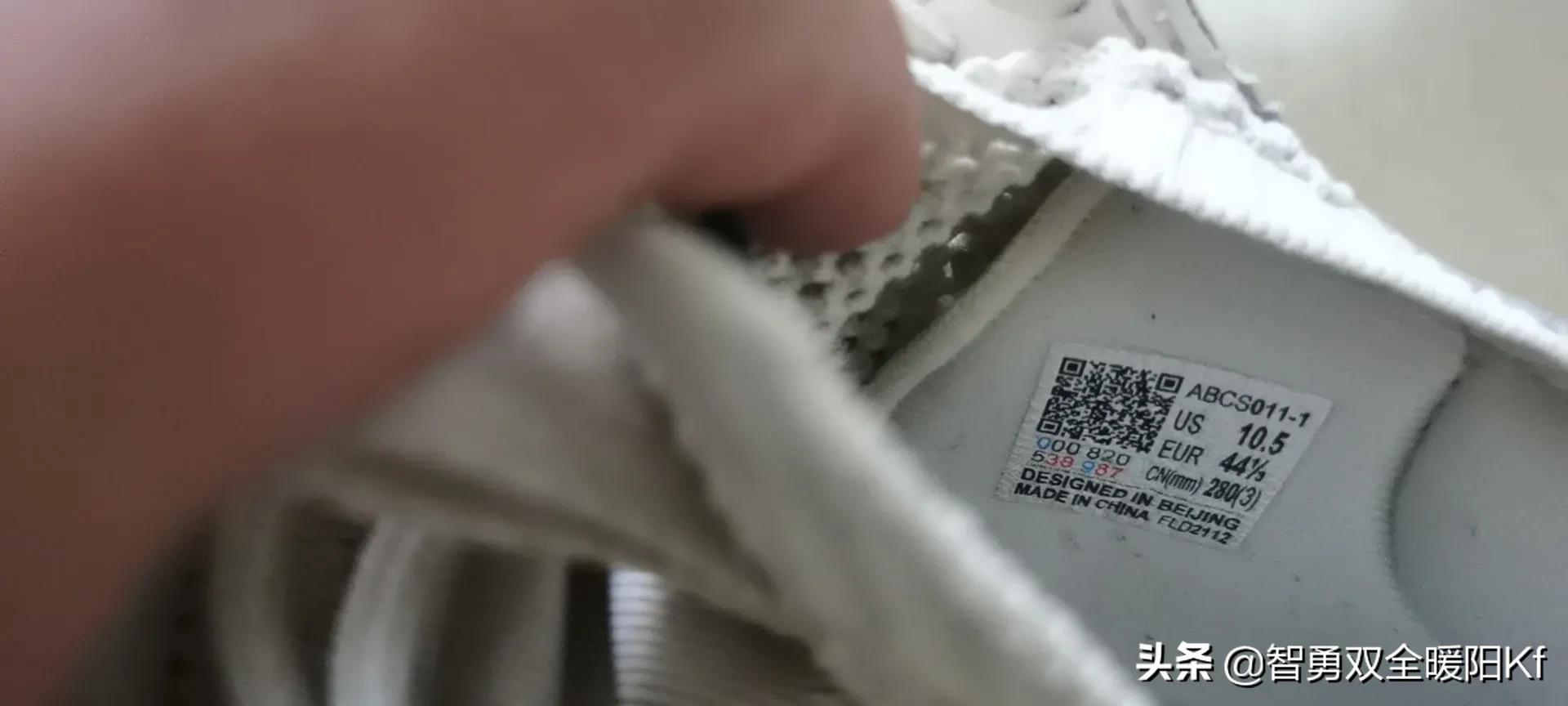 李宁和李宁young的区别,李宁贴地飞行还是李宁战戟好