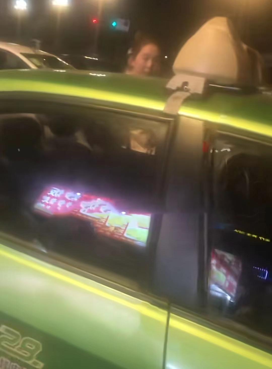 男孩被锁在车里被路过的路人砸窗,男童锁车内群众砸窗解救让赔钱