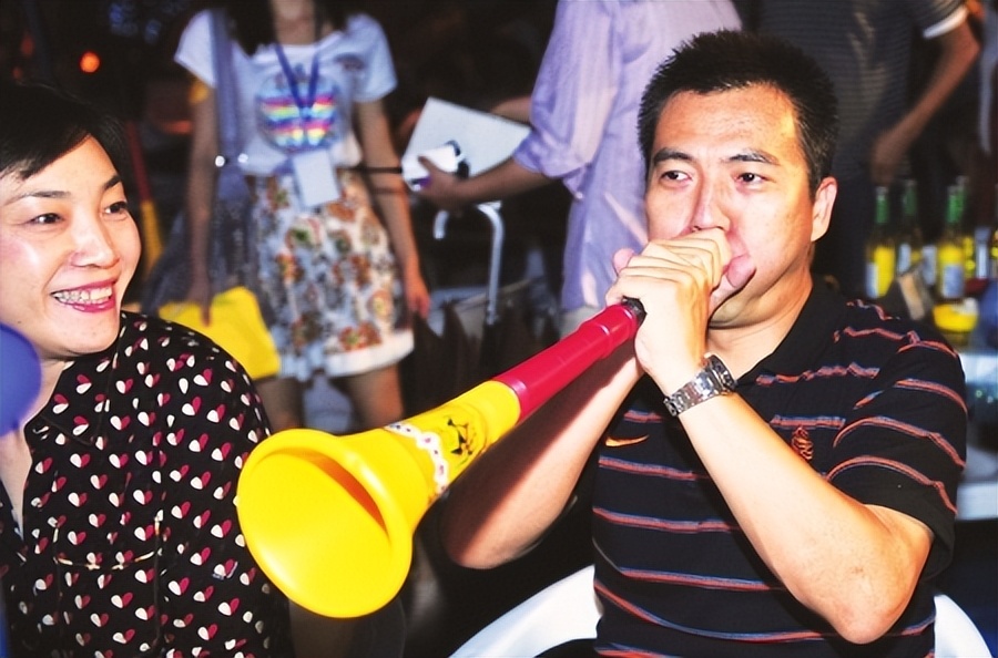 主持人黄健翔当年事件,黄健翔名嘴