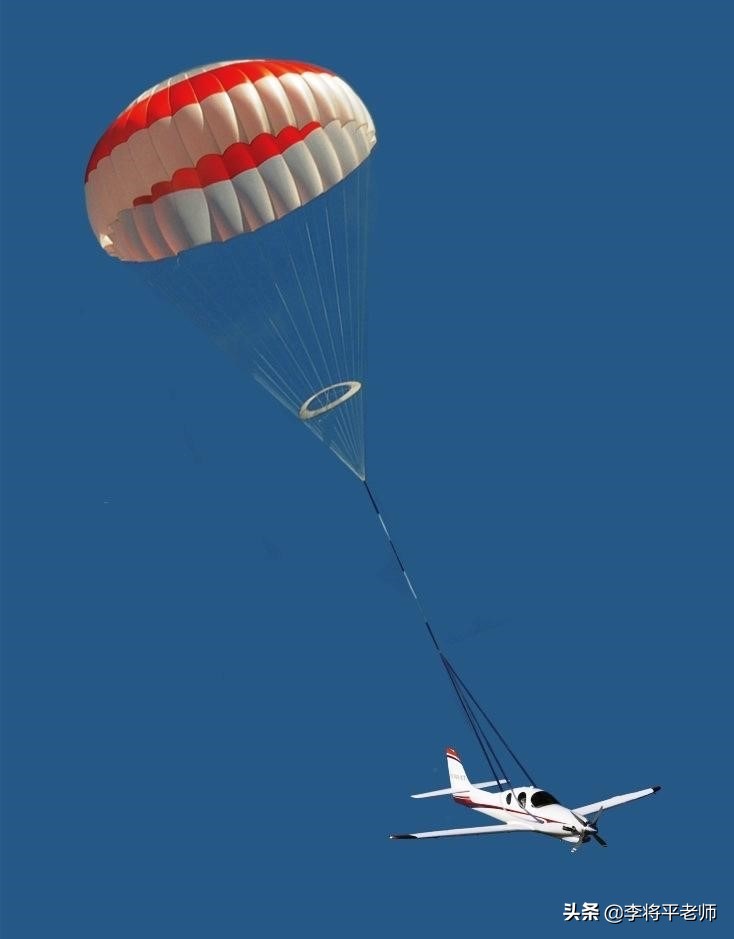 飞机装大型降落伞,飞机坠毁前黑匣子可以弹射吗