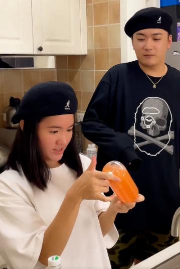 李勒优第一次见她妈妈在机场视频,优优李勒优现状