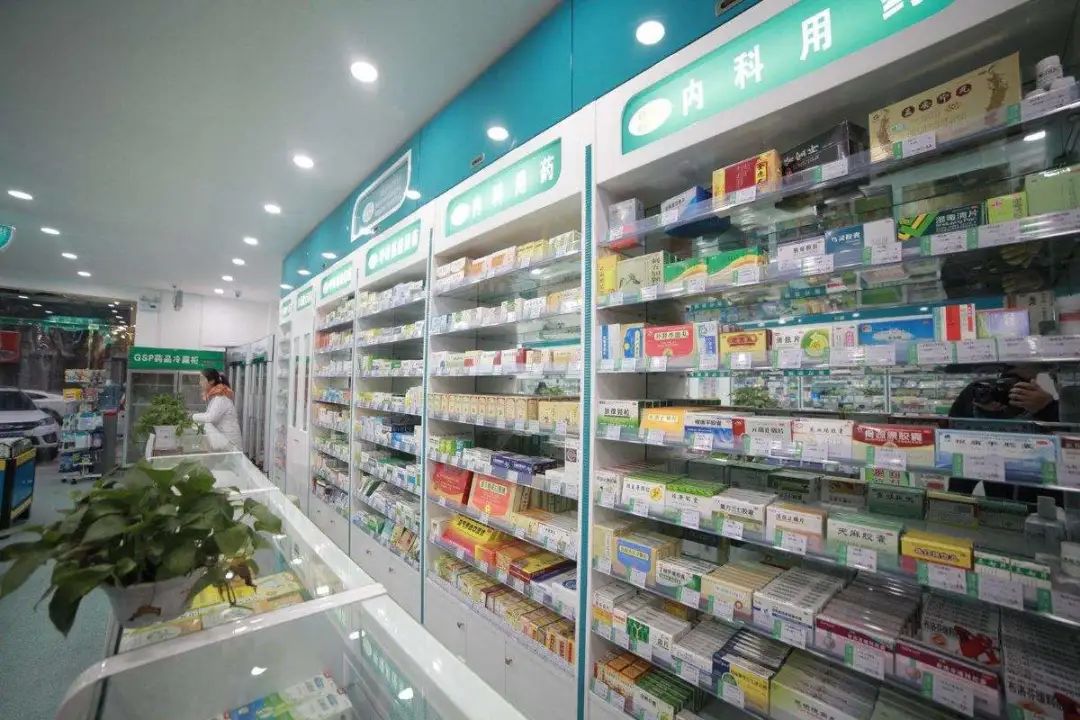 如何看待医生让患者去院外指定药房拿药，是有利患者还是有猫腻？