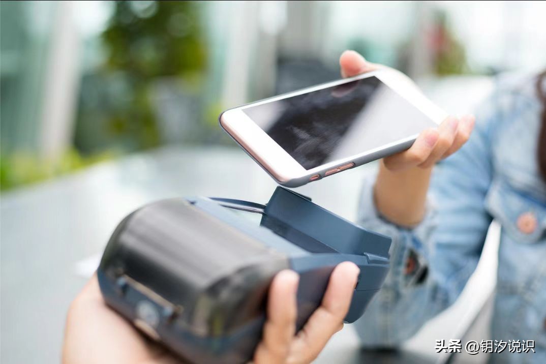 越来越多的年轻人，重新开始使用现金，背后的原因是什么呢？