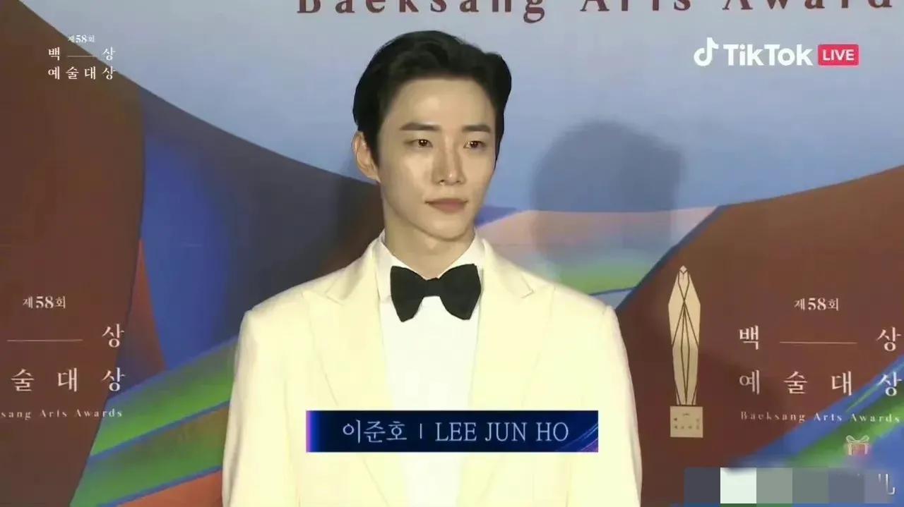 润唇膏韩系,润唇膏涂脸涂嘴的视频