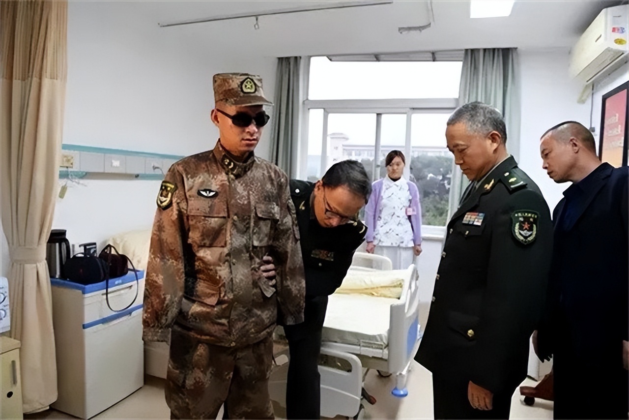 排雷英雄杜富国表彰视频,排雷英雄杜富国重返老部队做什么