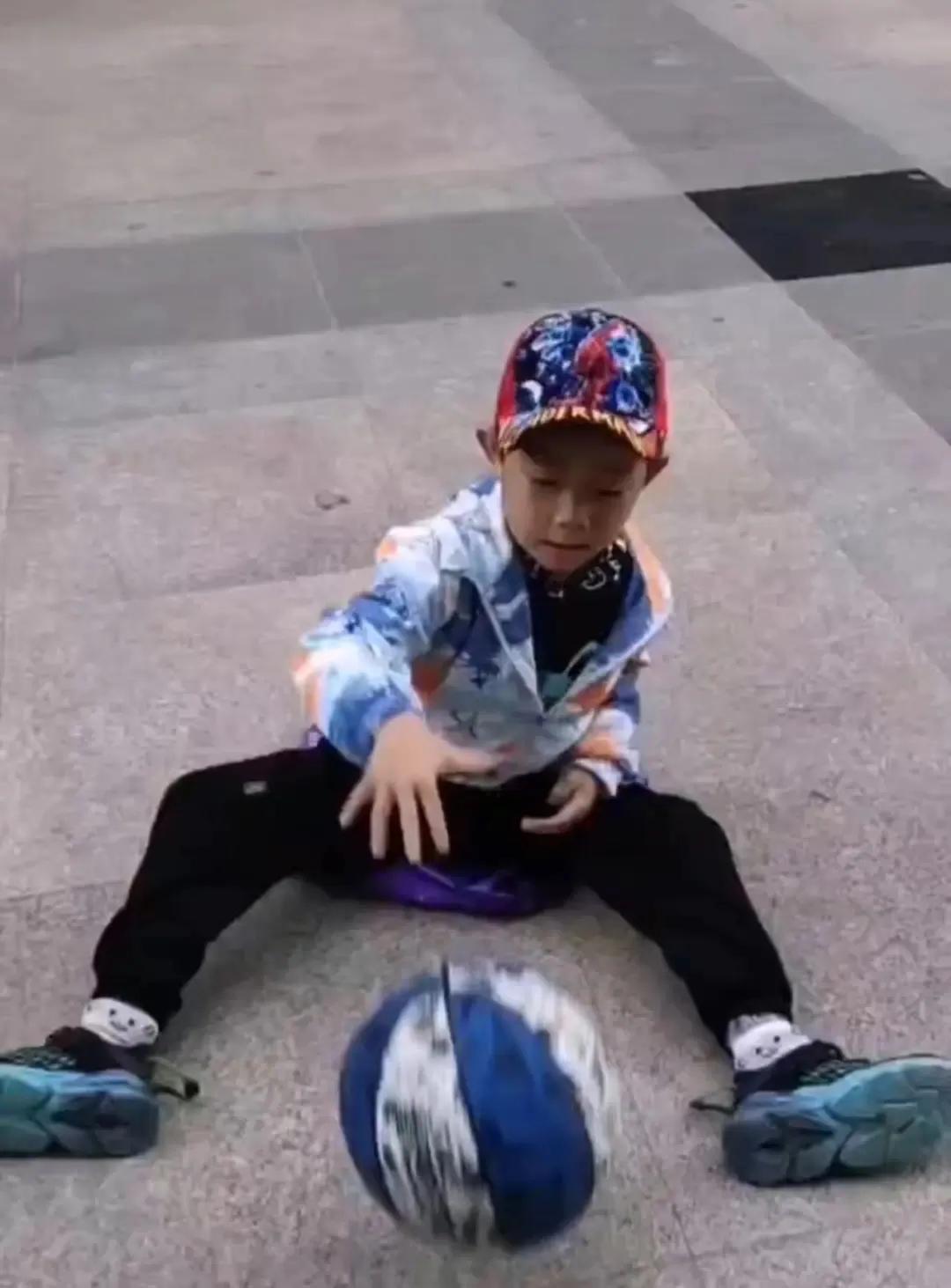 “篮”色梦想“球”悦童心—李沧区苍山路幼儿园中二班级特色活动