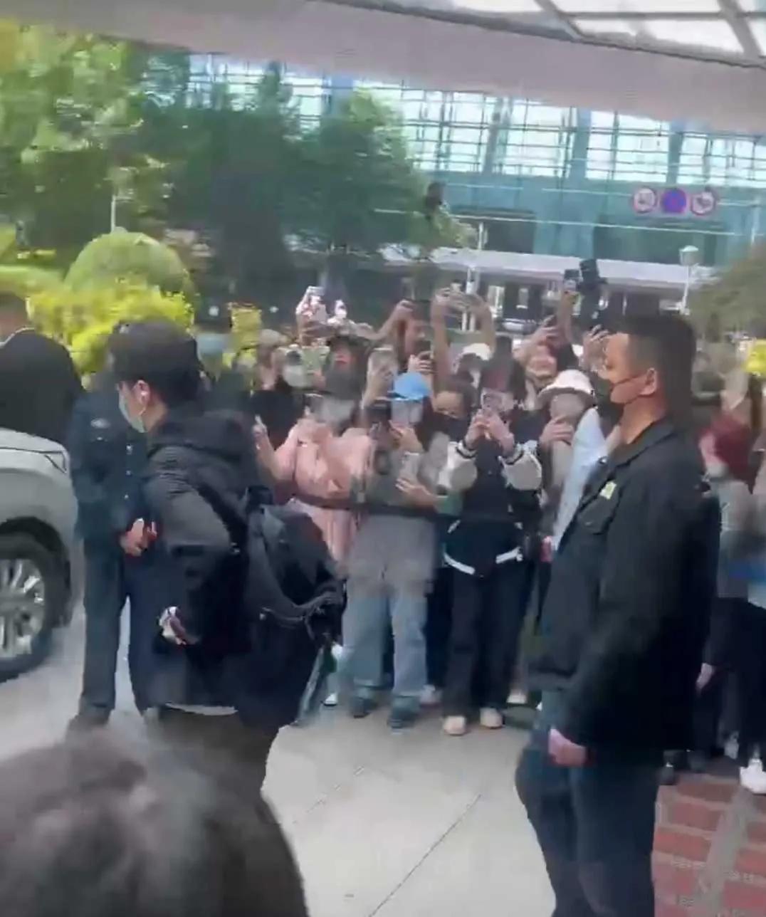 张丹峰洪欣风波后首次合体亮相,张丹峰洪欣各种晒娃引婚变猜想