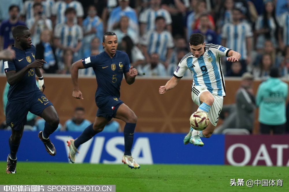 卡塔尔世界杯阿根廷捧起大力神杯,卡塔尔世界杯阿根廷大力神杯