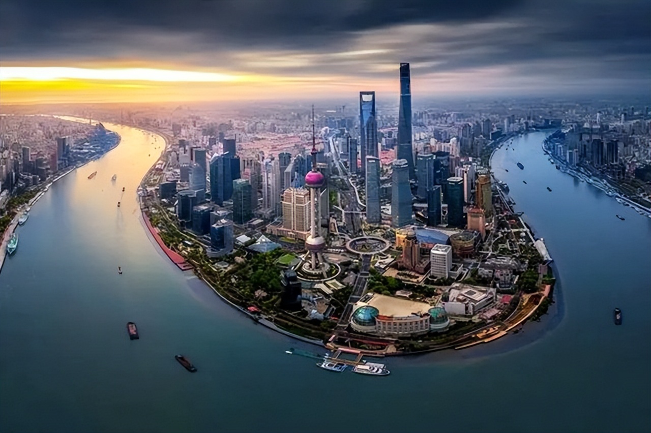 1994年春节，*小平邓**离开上海前对*菊黄**说：这是上海最后的机遇