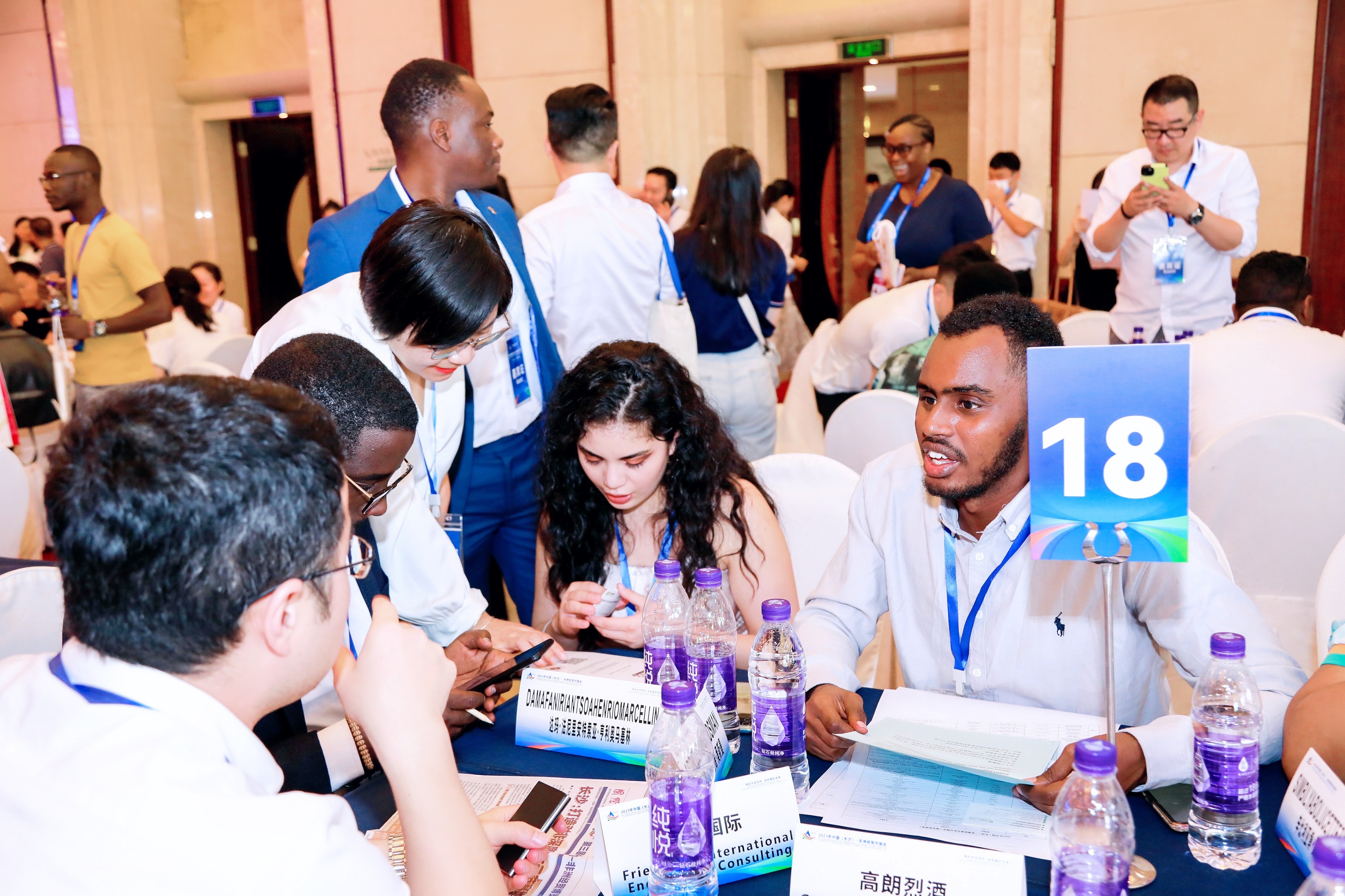 共谋发展共创未来座谈会,共谋合作发展携手共创未来