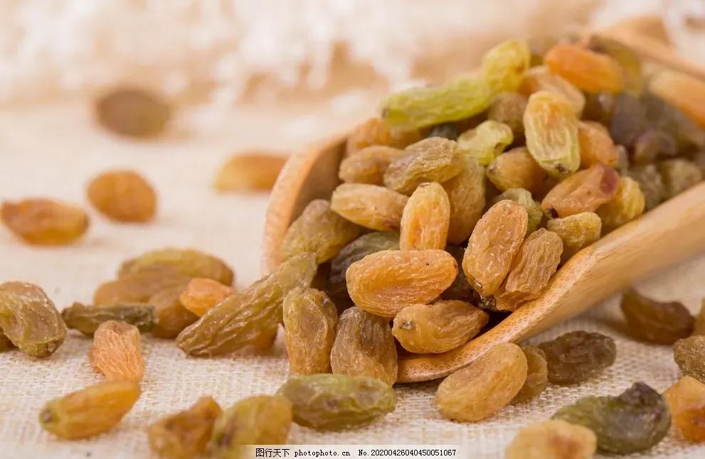 没想到有一天认祖归宗这样的事,会发生在*疆新**的葡萄干摊位上