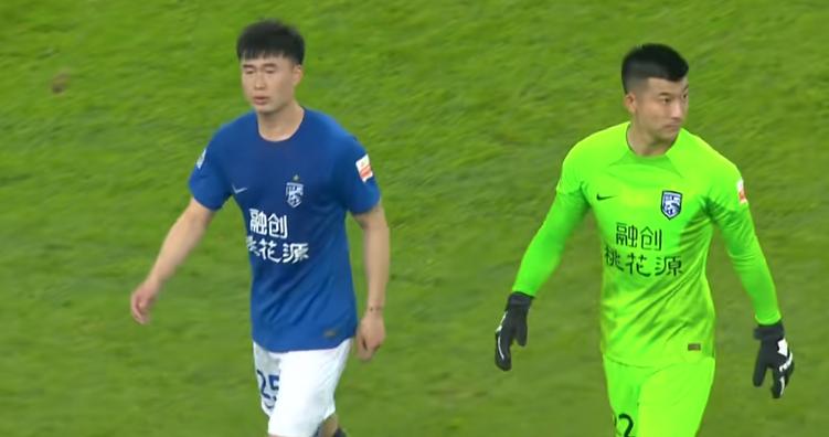 1-1！中超精彩大战：25犯+8黄+中框+救险+冲突，4万人见证