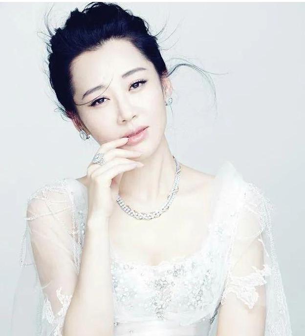 风情万种许晴现状,如今53岁的许晴身材和颜值