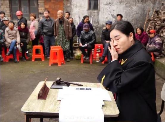 广东“不孝子”拉黑父母，咒骂母亲“克夫克子”，母亲做法太绝