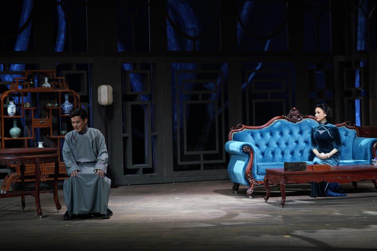 关于华语电影中的女性叙事的研究，并以毕业作品《花儿》为例