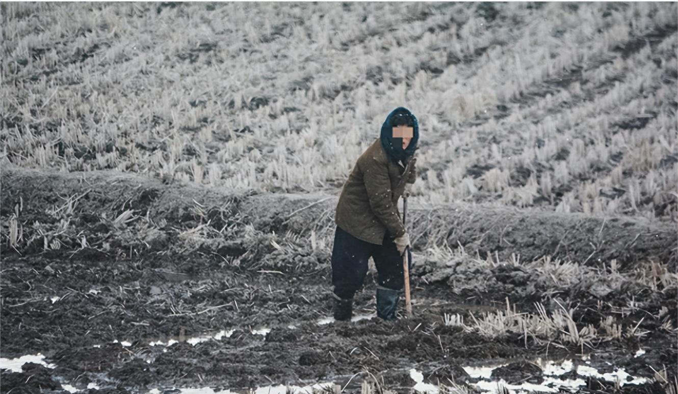 男子和妻子嬉戏打闹,男子和妻子打闹不料摔倒