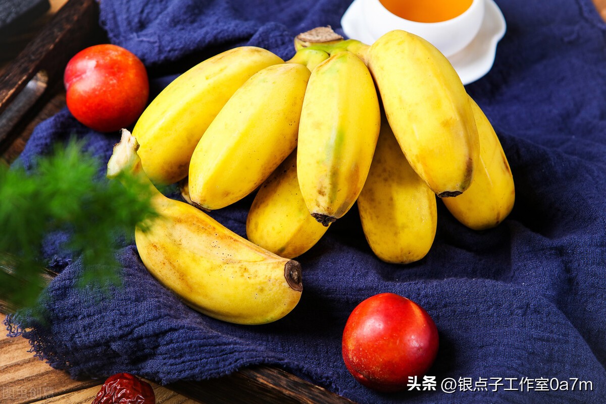 香蕉外皮变黑但果肉是白的正常吗,香蕉中间里面的芯子变黑了能吃吗