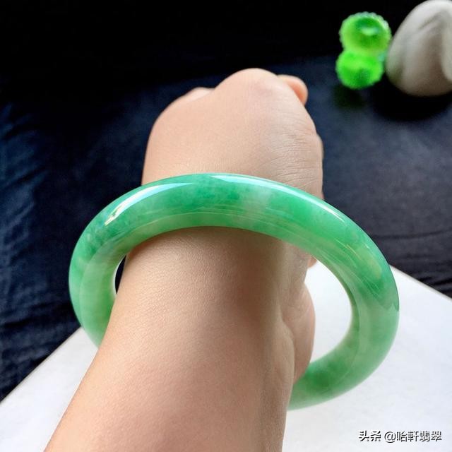 翡翠种料科普,白色豆种好还是绿色豆种翡翠好