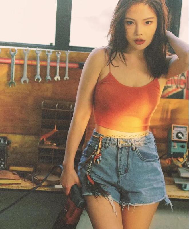 徐冬冬诠释运动风身穿红色运动裙,红色美女车模徐冬冬