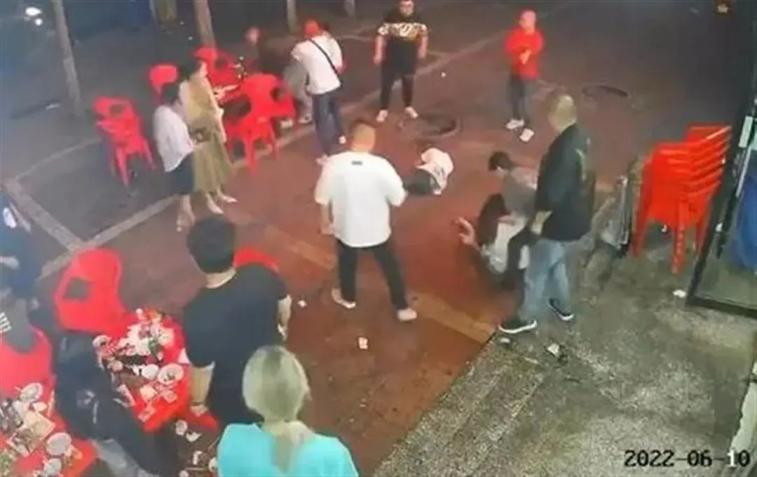 唐山打人案轻伤二级判多少年,唐山打人事件如何看待正当防卫