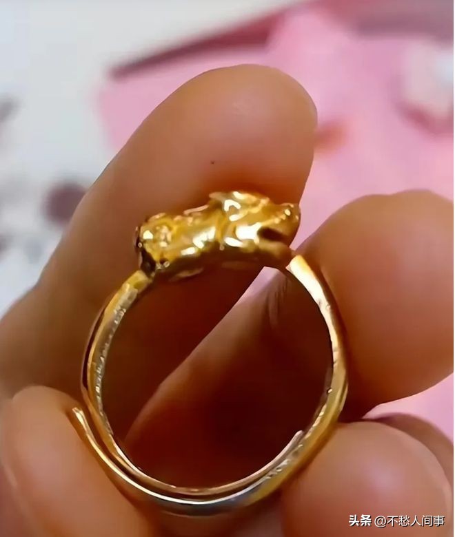 男孩子花一元买金戒指妈妈慌了,安徽9岁男孩给妈妈买金戒指