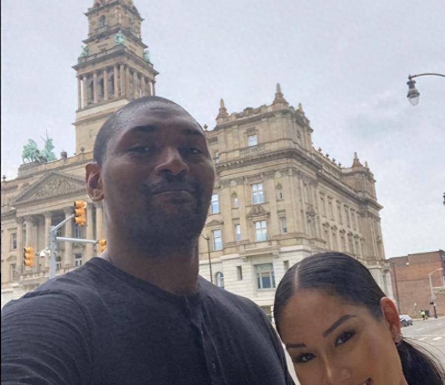 中国女歌手爱上外籍黑人，同居后被家暴至肛裂，如今40岁无人敢娶