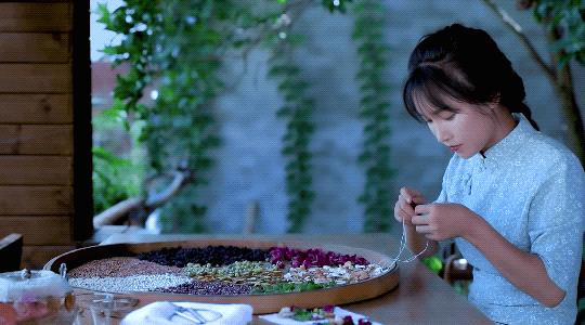 李子柒停更一年，外网视频*放播**还能产生广告收益，高达78万元每月