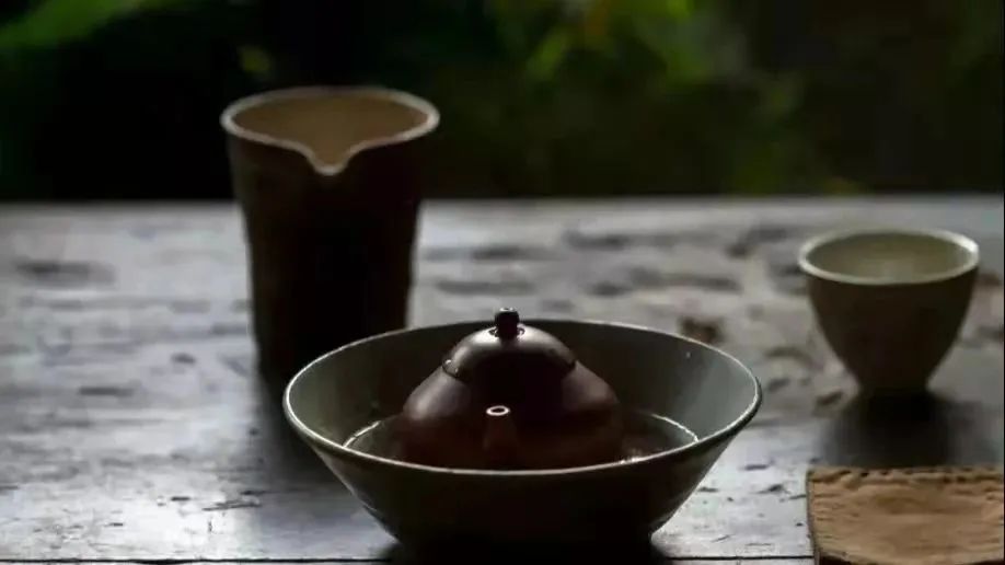 茶具上的茶垢要不要清理,茶具中的釉有毒吗