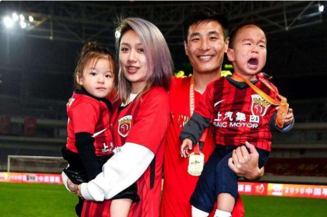 国足太太团斗艳美如画,国足太太团真实身材