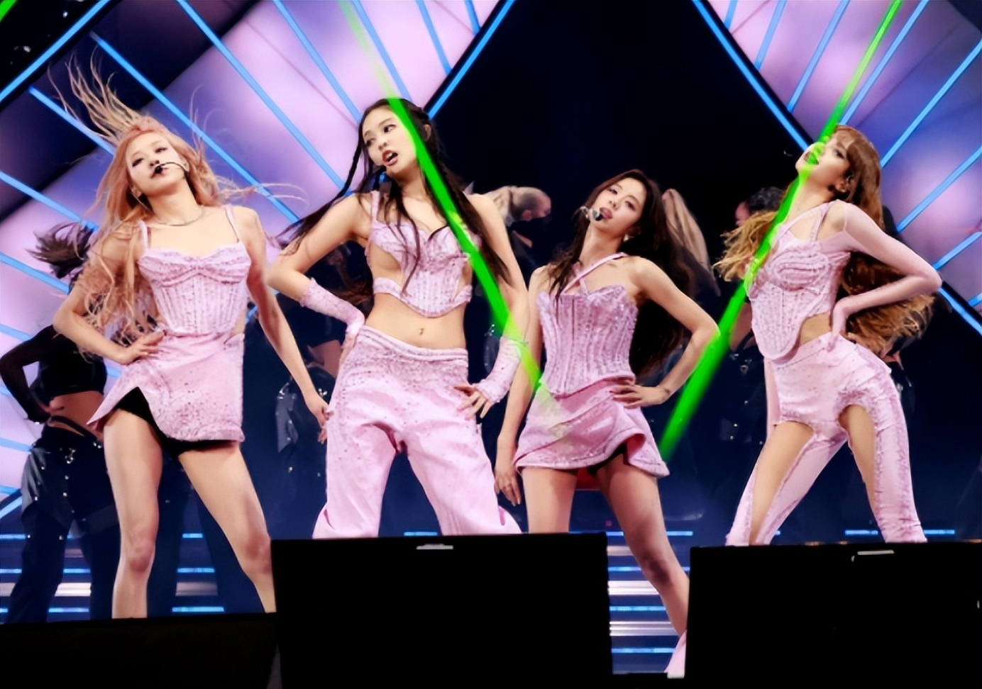 韩国女星露脐上衣 (韩国女明星露肩上衣)