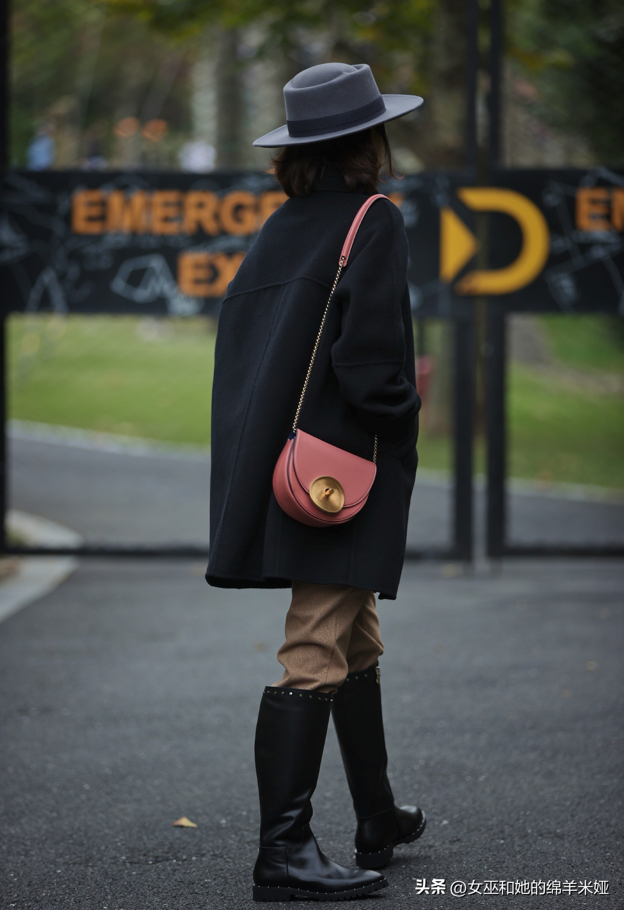 冬天怎么挑选衣服,冬天大衣什么颜色好看