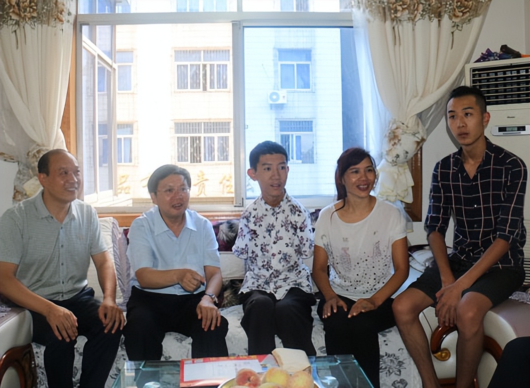 无臂男孩彭超高考,四川无臂青年彭超是哪个高中的