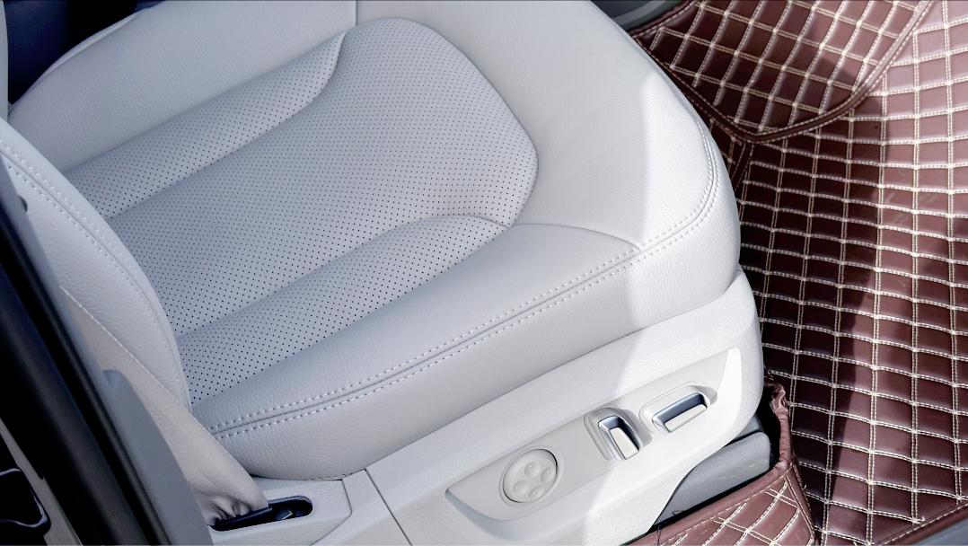 奥迪q7报废厂,老款奥迪q7出车祸