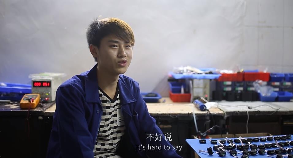 20岁小伙在工厂流水线,小伙在工厂上夜班坚持七年