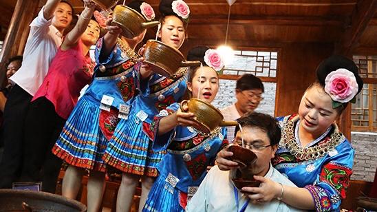 贵州千户苗寨大妈跳舞,贵州千户苗寨真实视频