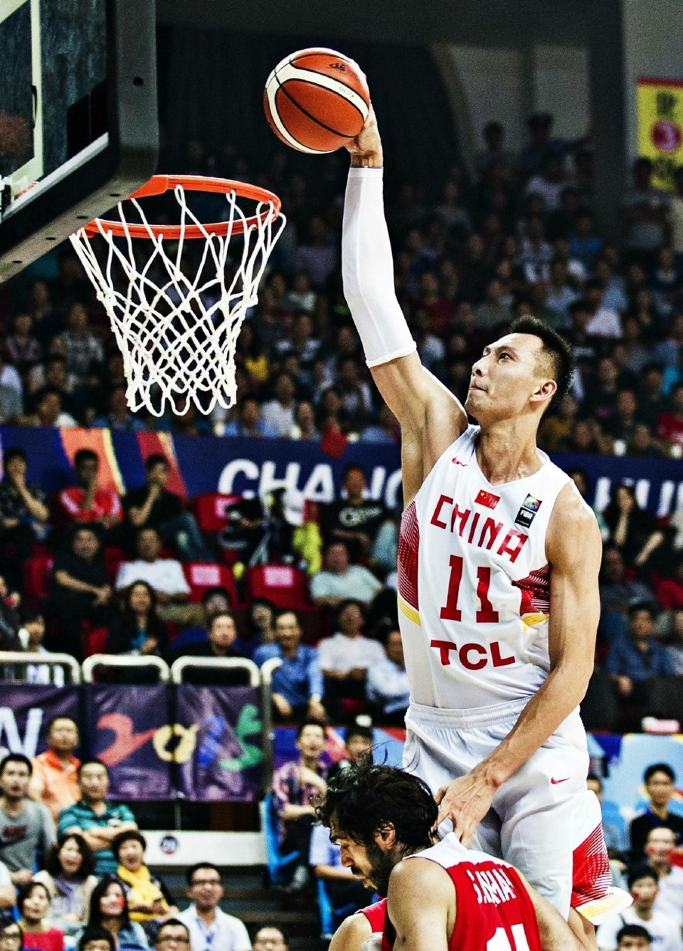 易建联的家庭生活,易建联带妻子回老家