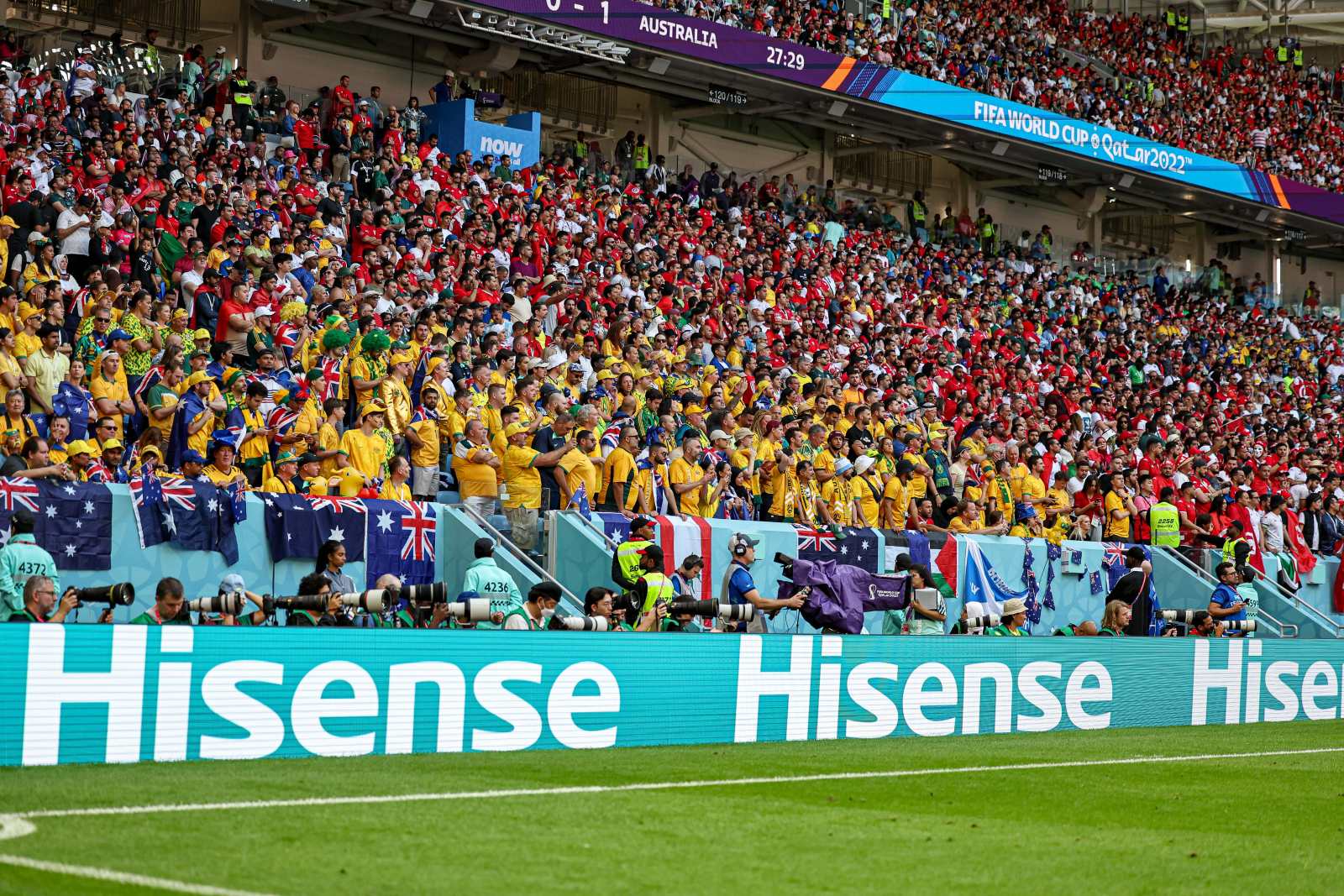 裁判员立功了！世界杯最大争议进球产生，主裁绊倒防守球员成转折